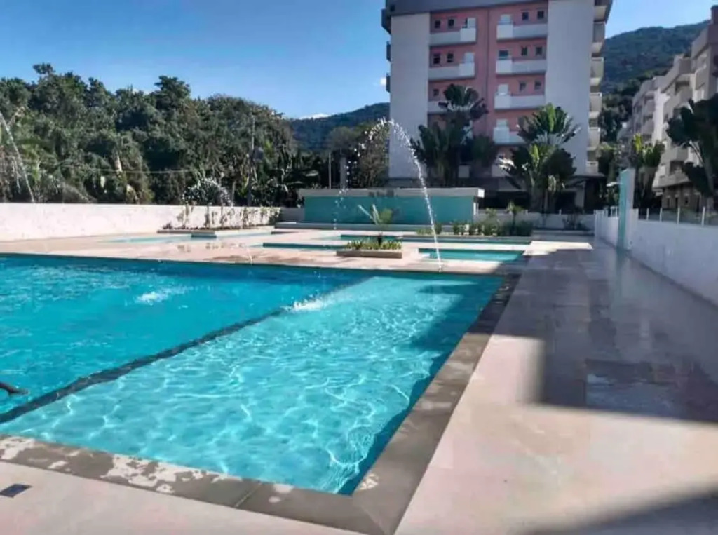 S02 Apto Ubatuba 3 min da praia, c/ piscinas, salão jogos, campo fut, playground, etc..