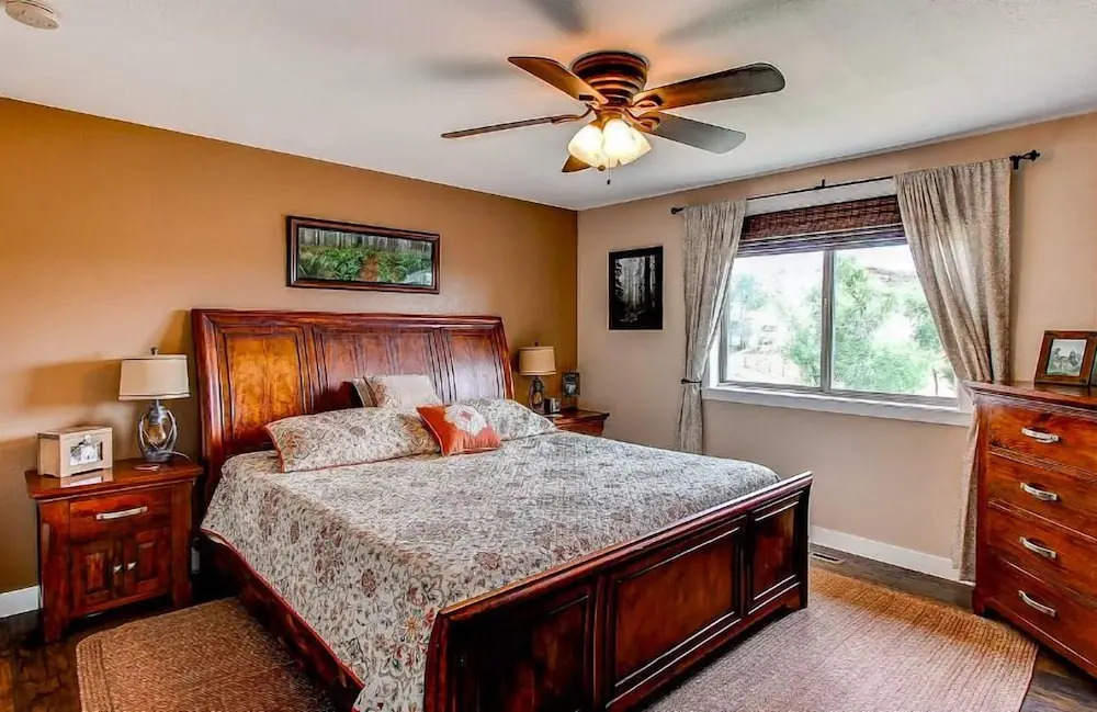 Hidden Valley Retreat. Foothill views. Large Yard!