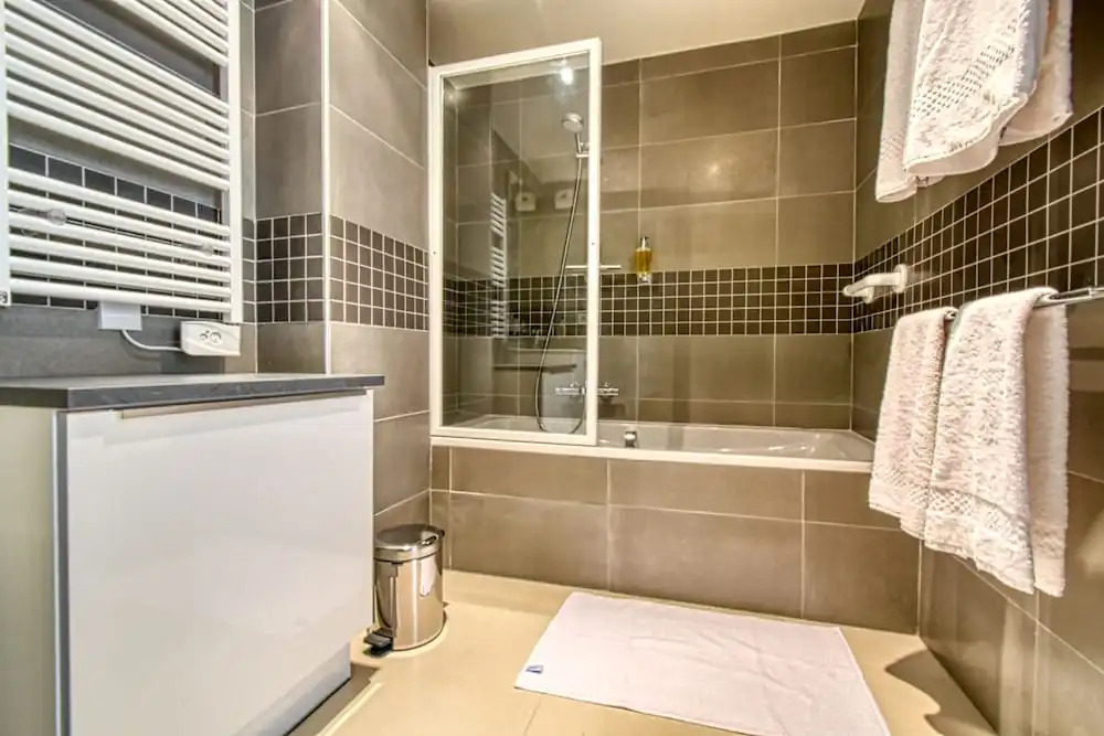 Modern Apartment With Private Balcony, Near Palais