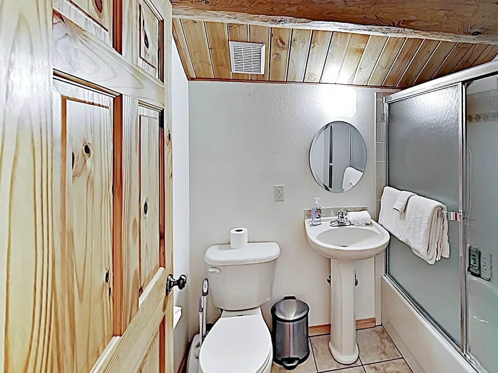 New Listing! Charming Woodland , Near Hiking 3 Bedroom Cabin