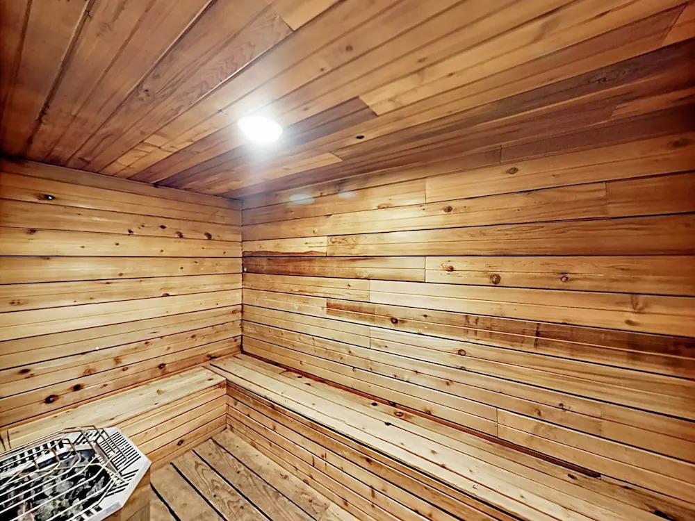 New Listing! Updated W/ Balcony & Hot Tub 2 Bedroom Condo