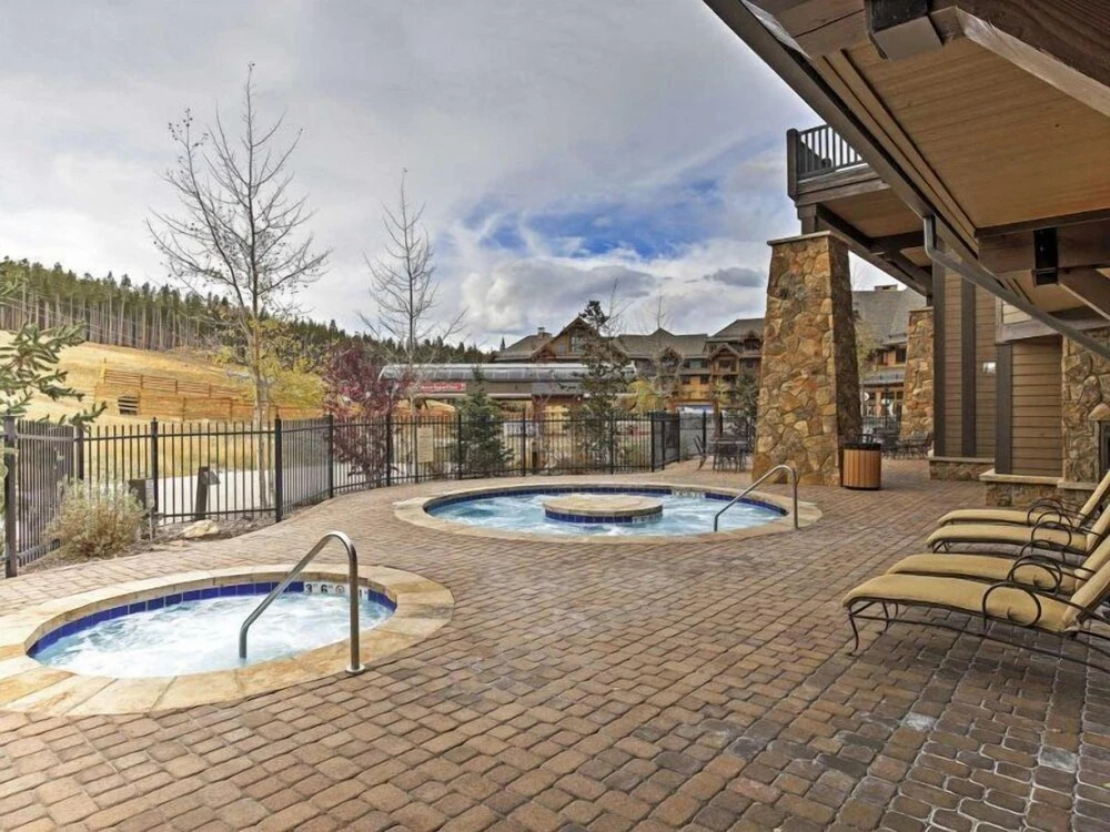 Crystal Peak Lodge 4 Bedroom Ski in, Ski out Slopeside Condo at the Base of Peak 7