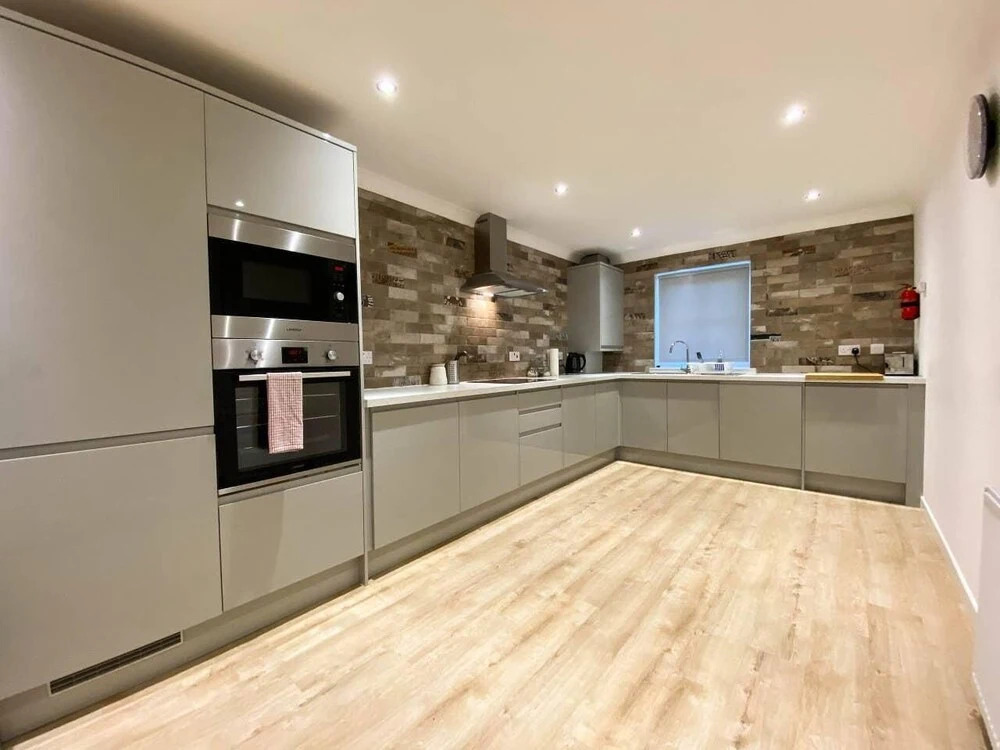Large Modern 3 Bedroom Apartment - Free Parking