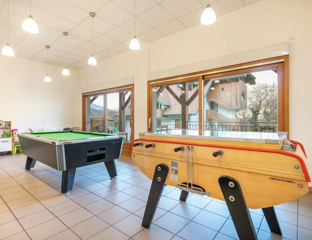 Large 8-person Apartment in Giez
