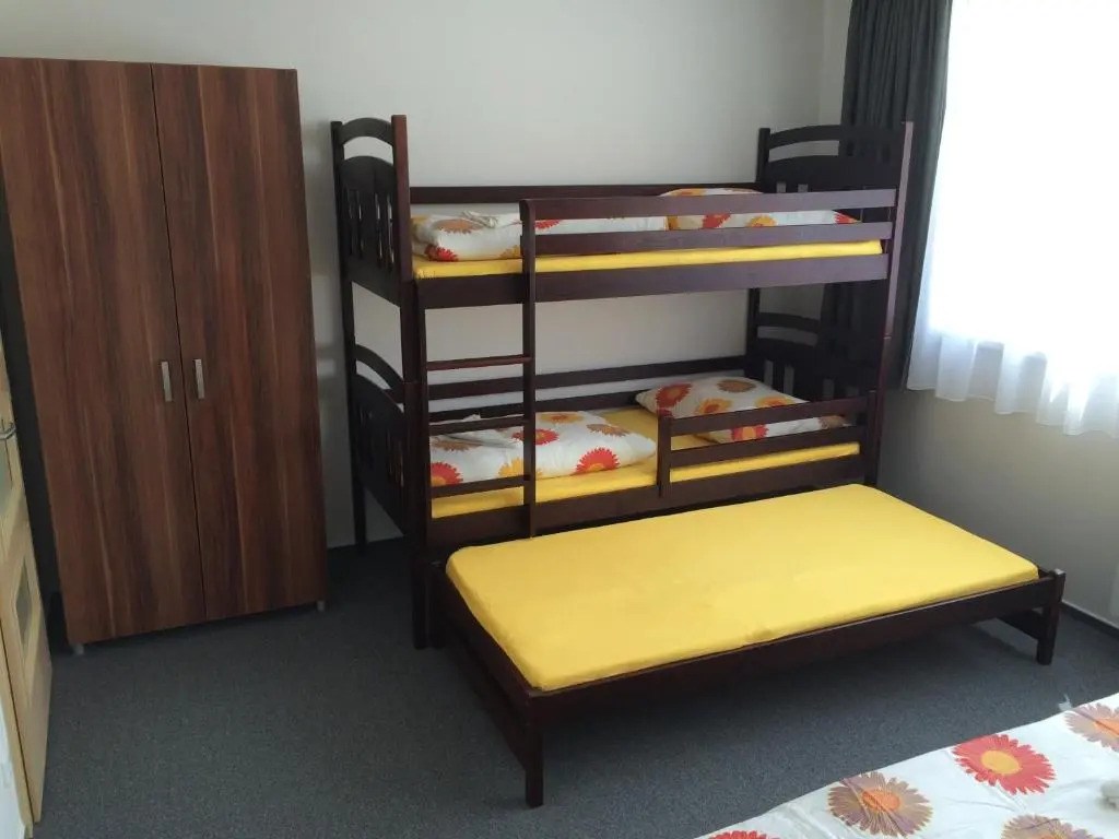 Villa Marcus - rodinný relax 200m od Penzionu Kometa, u jezera s grilem a sdílenou kuchyní