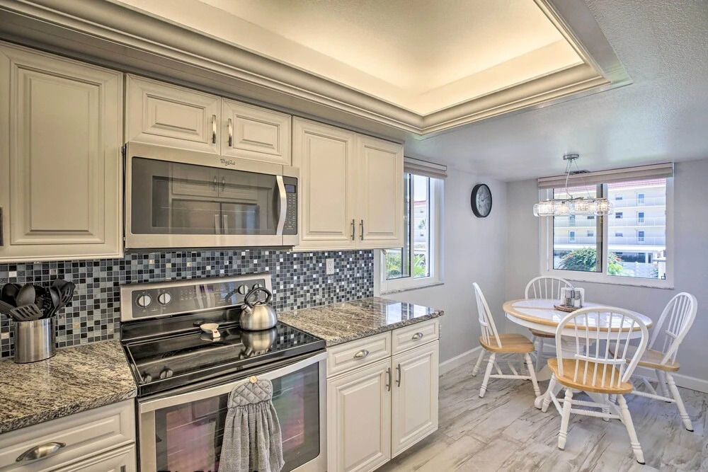 Sunny Siesta Key Condo w/ Beach Access + Pool!