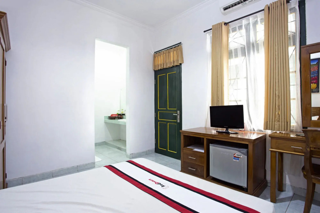 RedDoorz near Adisucipto Airport