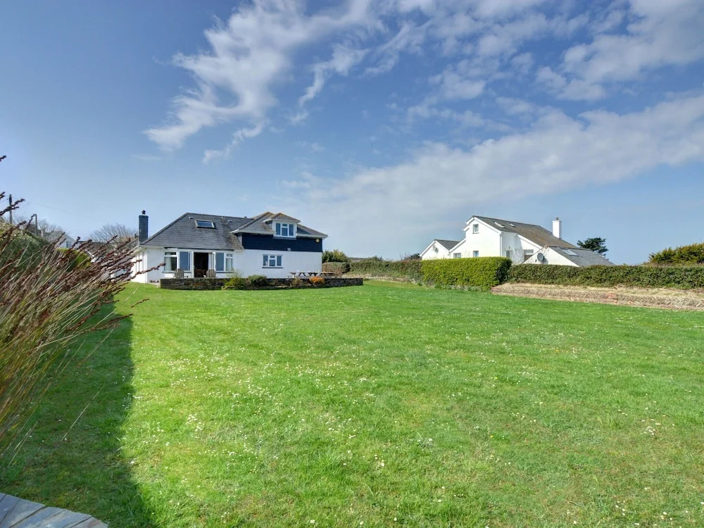 Beautiful, Detached Holiday Home With Open Fireplace and Large Garden in Cornwall