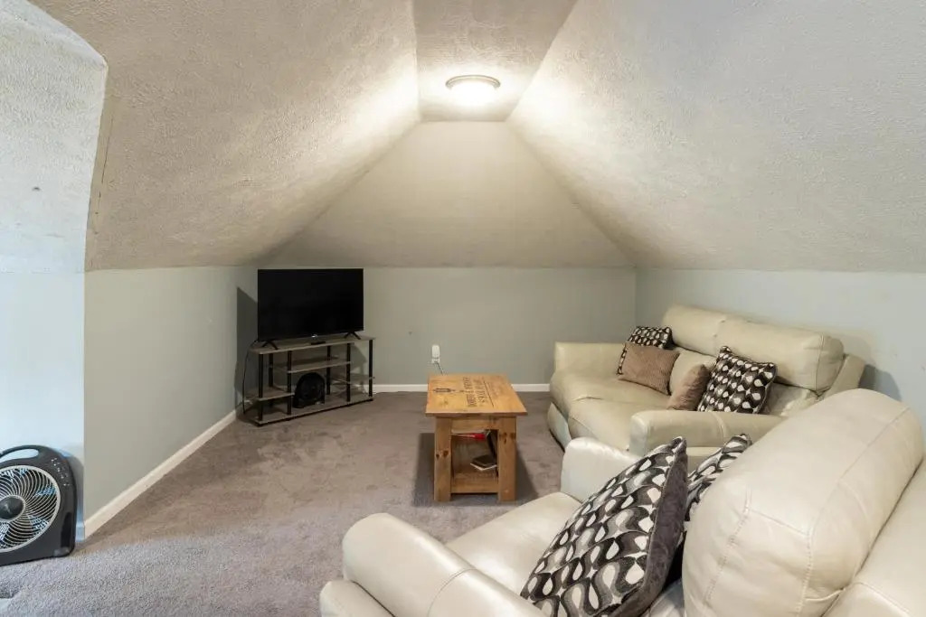 5 Bedroom 3200 Square Foot House for Downtown Travelers