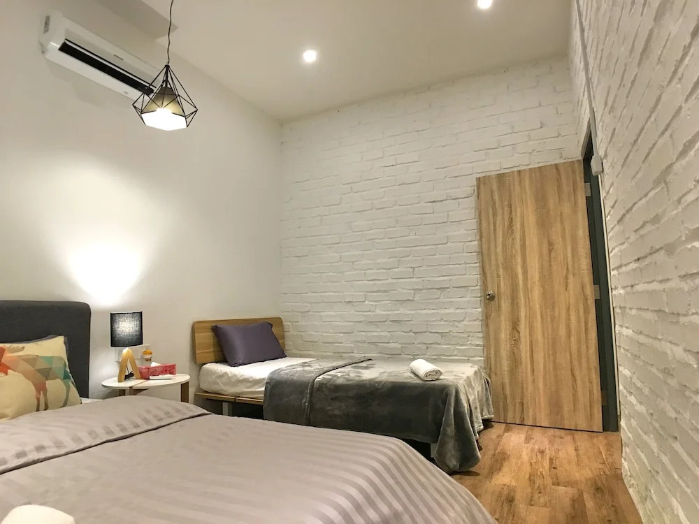 iBook4 Deluxe 2 Bedroom Gurney Suite by iBook Homestay