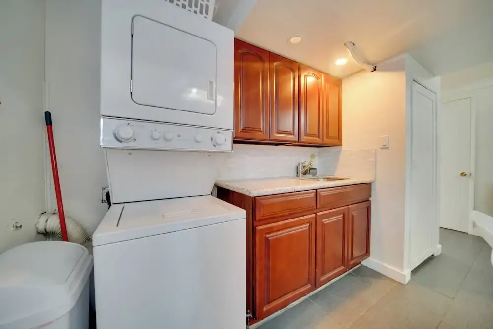 6 Mi to Downtown Seattle: Step-free Apt w/ Patio