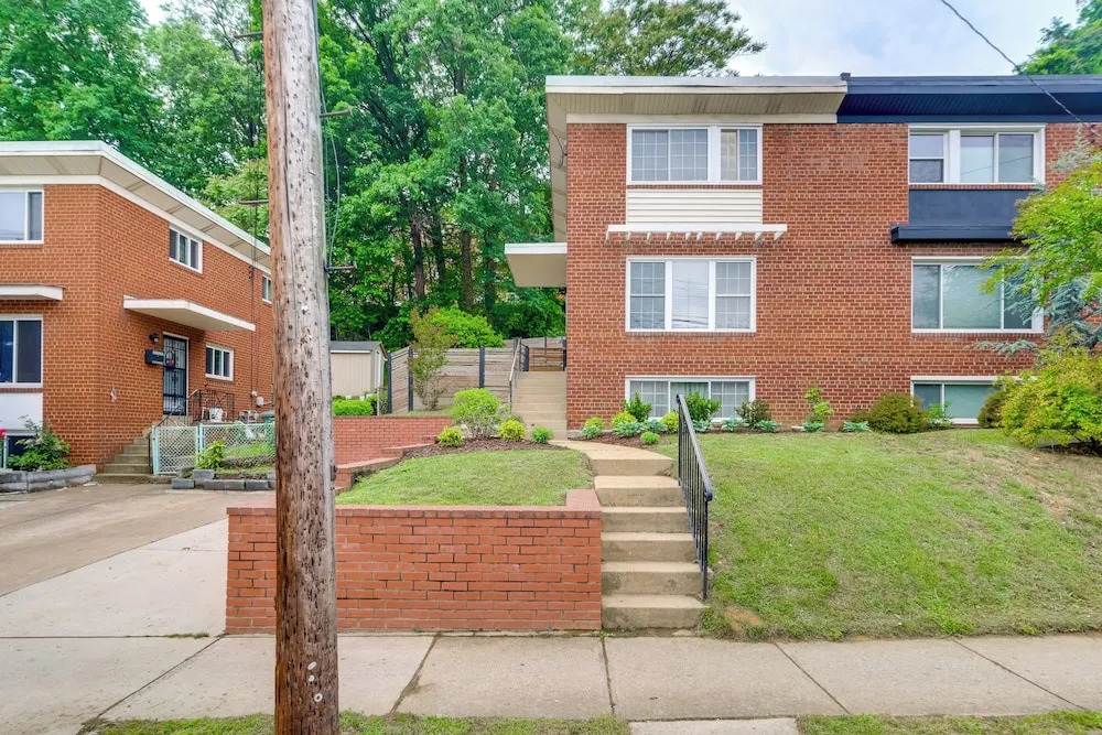 Arlington Townhome w/ Furnished Patio!