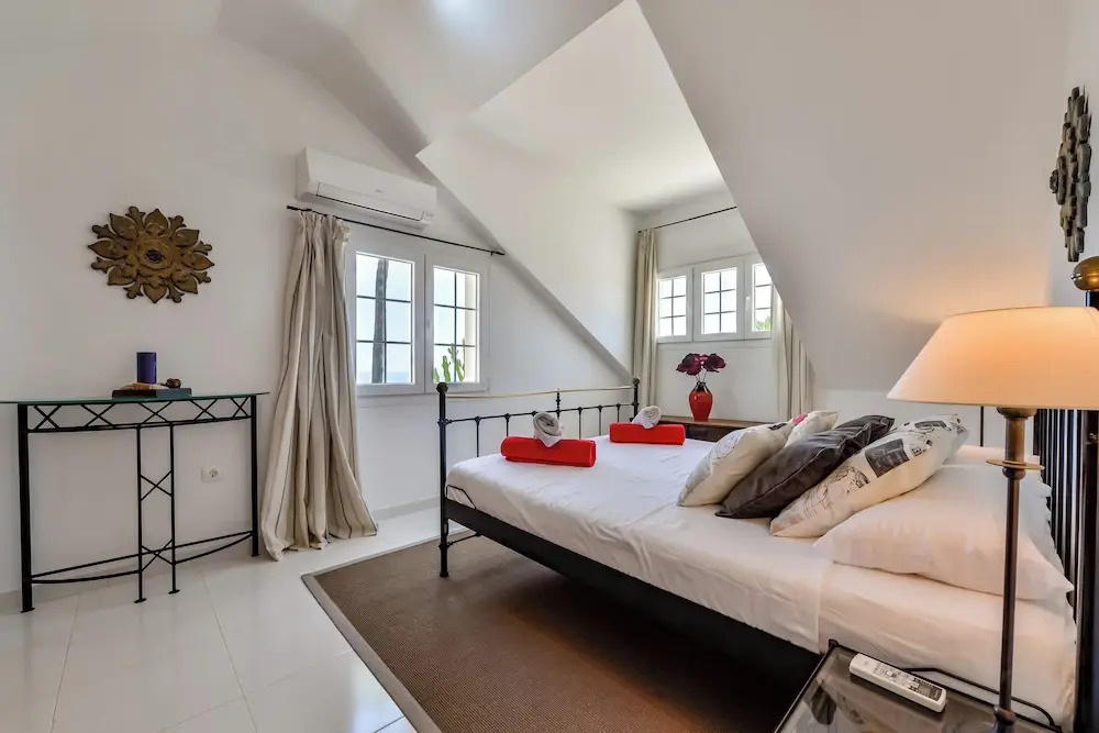 4bed Villa Sleeps 8- Pool, Garden, Bbq, Near Beach