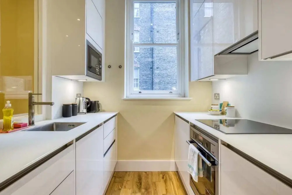 Spacious 2bed/2bath Apt, 5mins to Victoria St