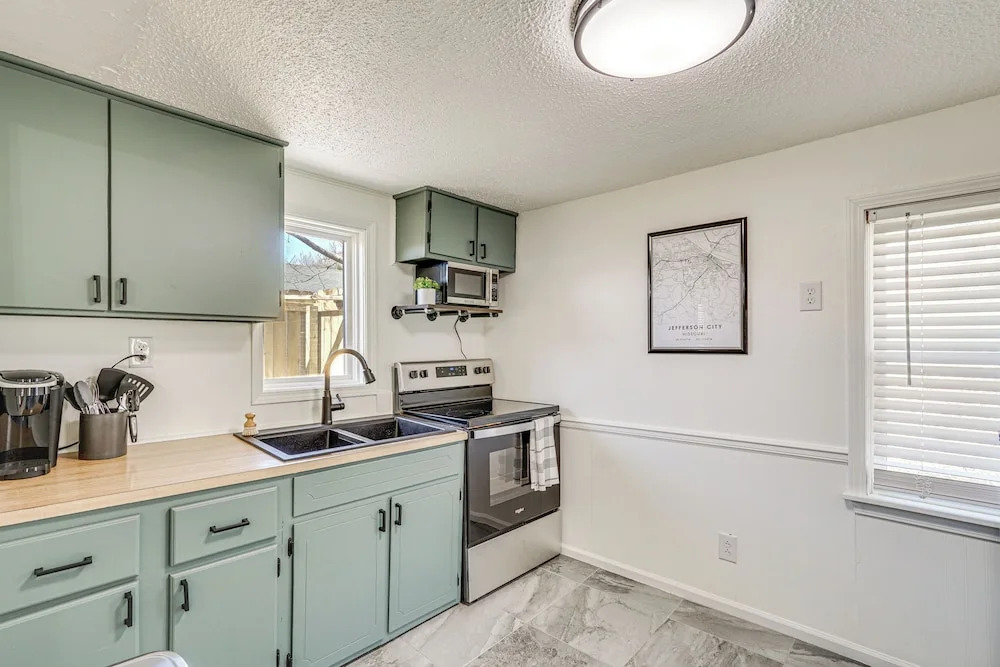 Jefferson City Bungalow: Hot Tub & Patio!