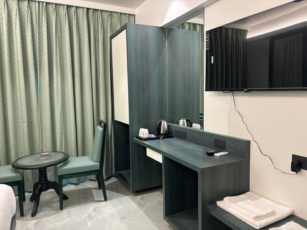 Hotel Imperial Suites - Airoli