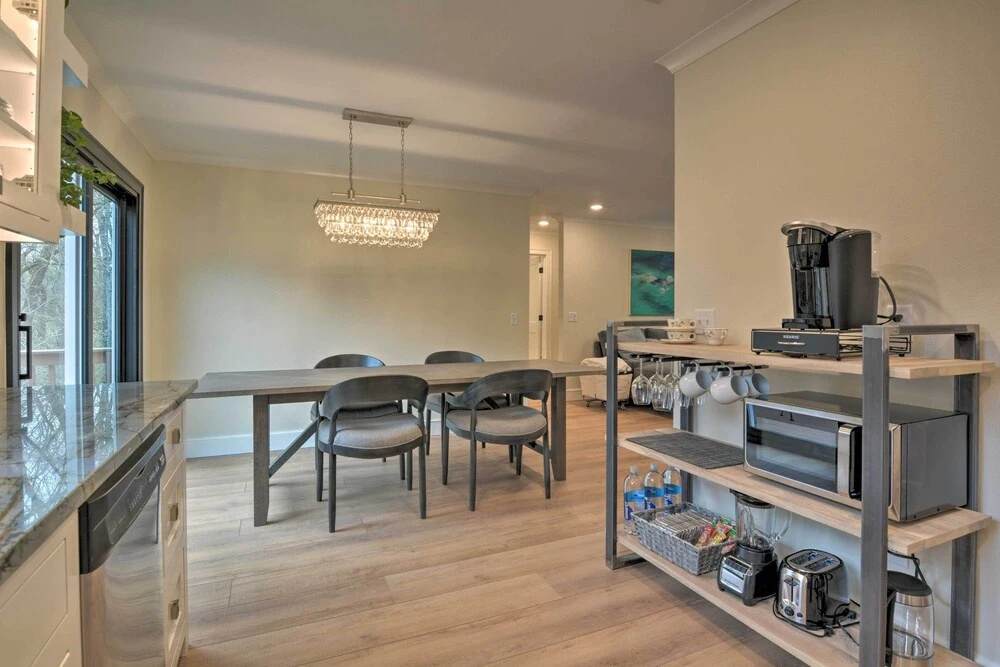 Updated & Modern House < 1 Mi to Dtwn Bentonville!