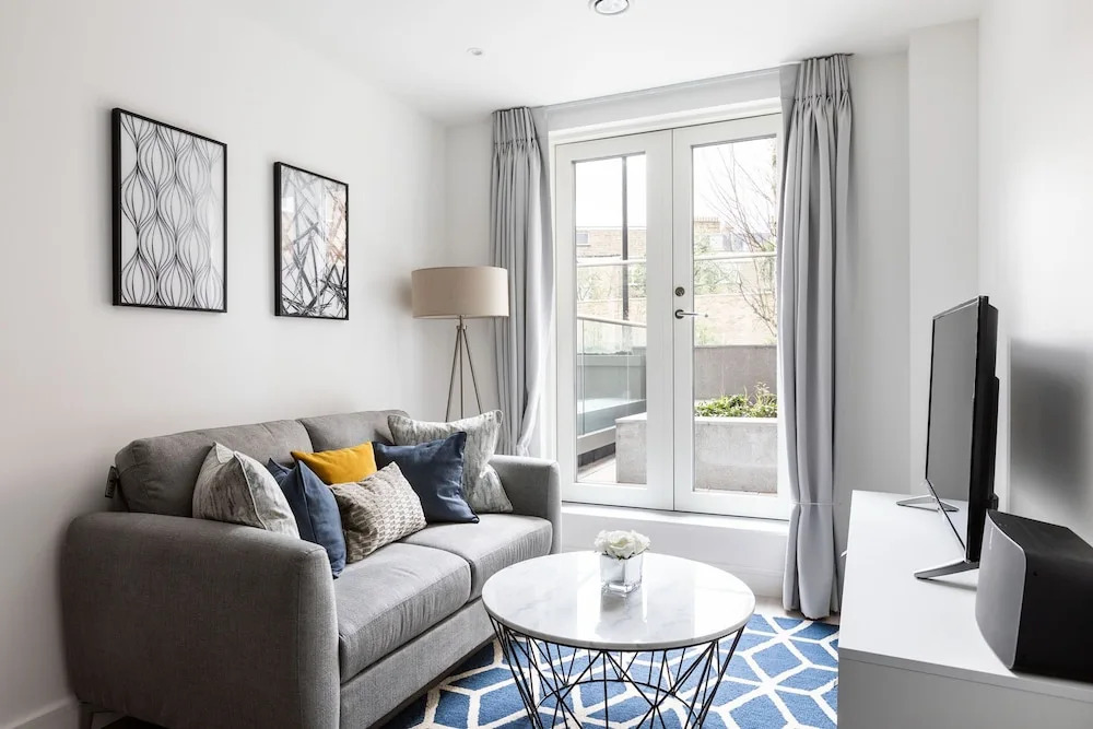 Luxury 1 Bed Apartment in Olympia Kensington