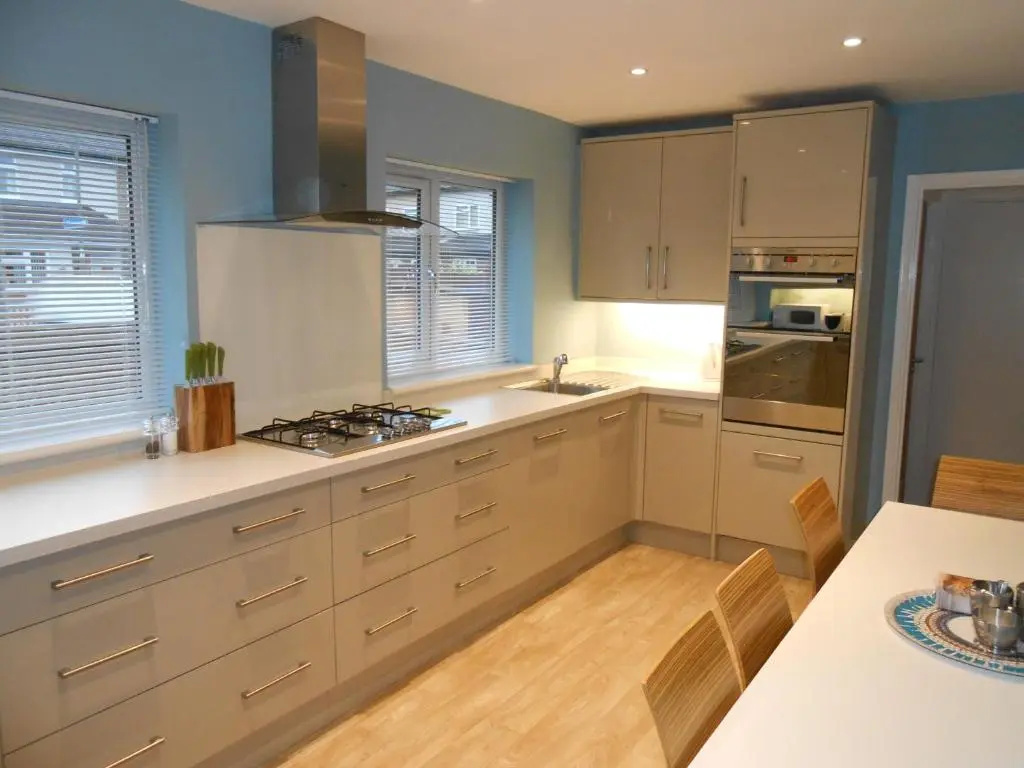 Luxury 4 Bed 3 Bathroom Bungalow , South West of London, The Dapples