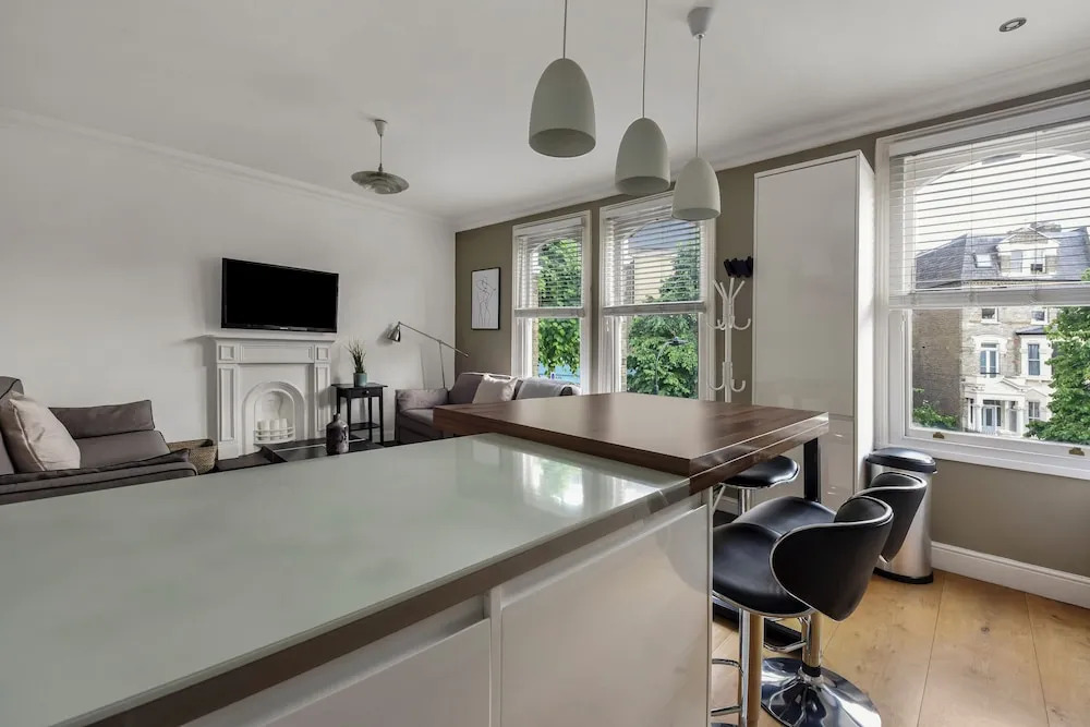 Spacious 2 Bed Flat Near High Street Kensington