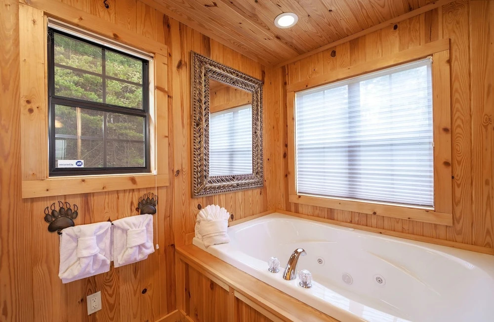 Barefoot Cabin 4 Bedroom Cabin by RedAwning