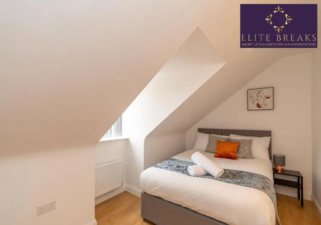 Central 4 bed house by Elite Breaks Serviced Accommodation Birmingham With Free Parking Sleeps upto 8