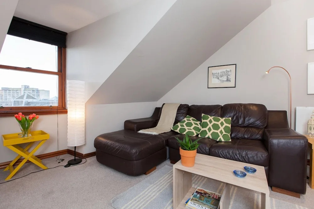 Cozy Flat for 3 in 1860's Leith Whisky Bond