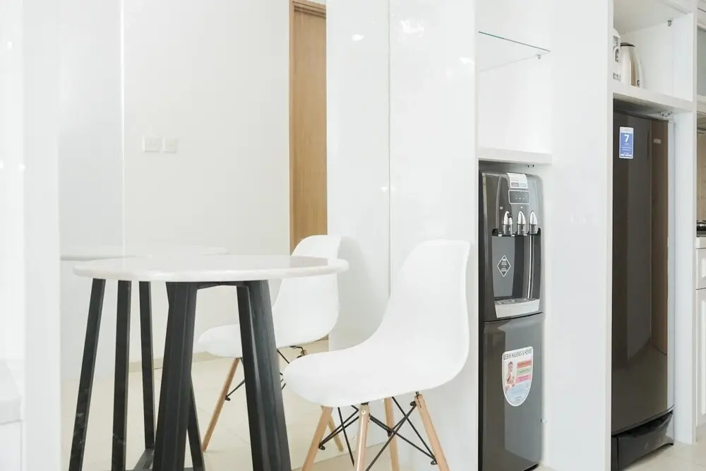 Comfort and Modern Studio at Tree Park Cikokol Apartment By Travelio