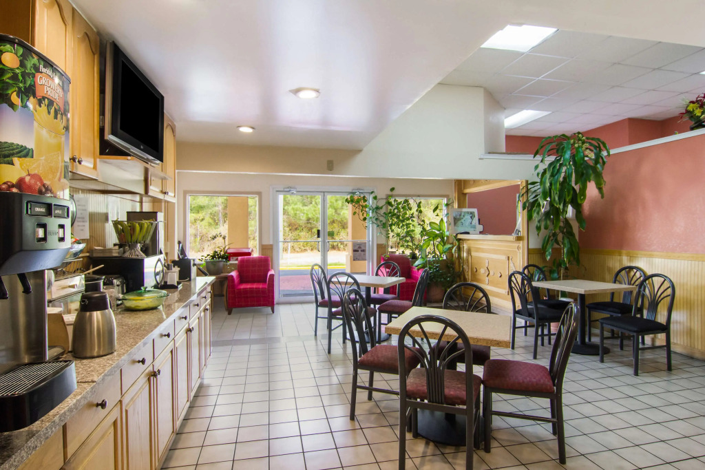 Super 8 by Wyndham Darien