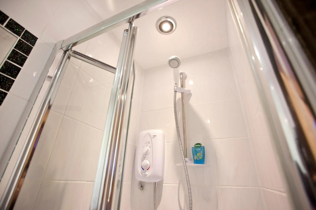 Emporium Nottingham - Your own City Centre Self Catering Apartment - with 3 Bathrooms and Full Kitchen, ideal for Contractors too - Outside Smoking Area - "Cook as you would at Home" - by Victoria Centre Shopping Centre on Huntingdon Street