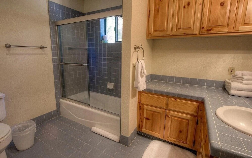 Lupine Lodge 3 Bedroom Home by RedAwning