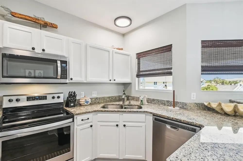 SPC 9232 is a Beautiful recently upgraded 2 BR with Free Beach Service by RedAwning