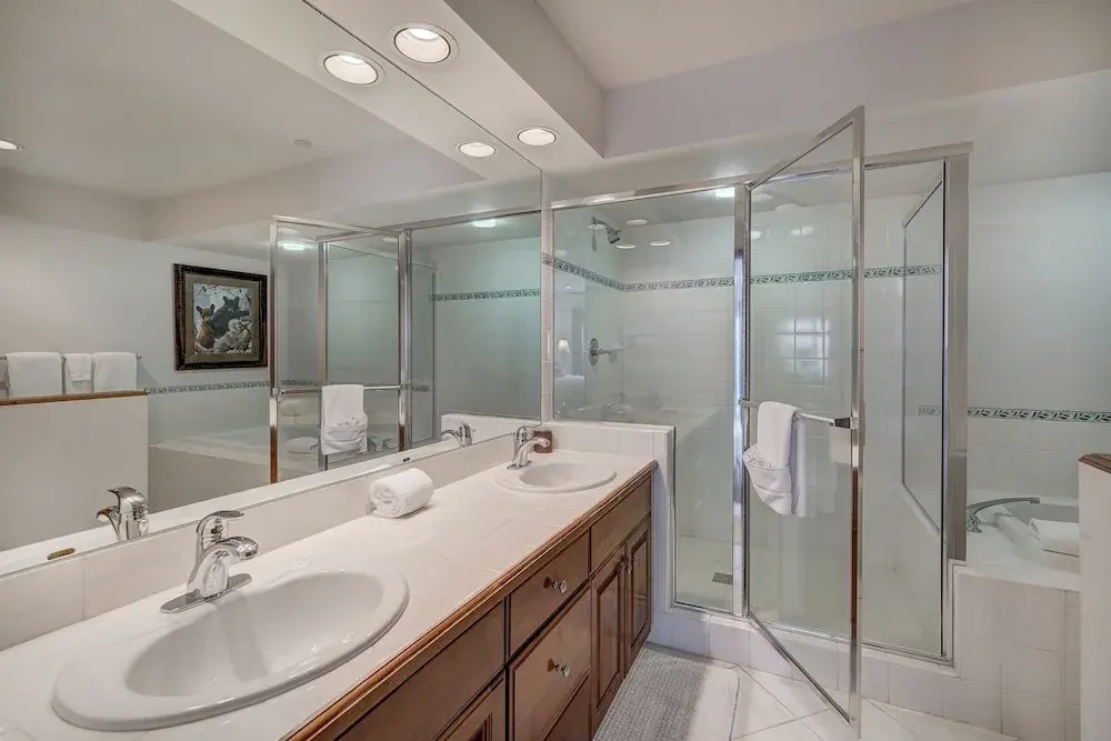 Modern and Updated St James Premium 3 Bedroom Residence 3 Condo by RedAwning