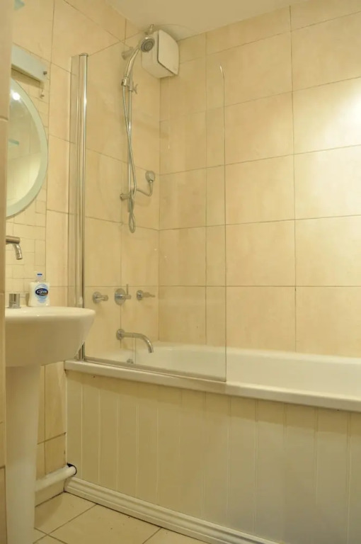 Spacious 2 Bedroom Home In Kensington