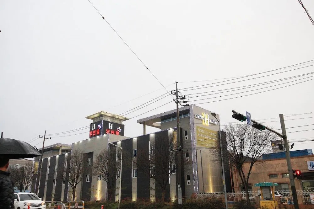H Drive Hotel