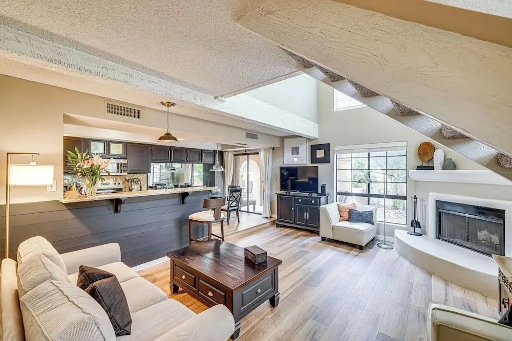 5 Mi to Hiking & Golf: Phoenix Gem w/ Pool Access