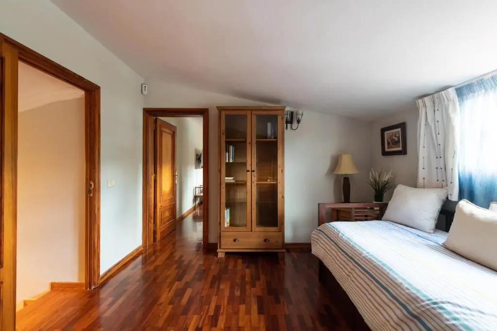 5BR Home - Pool Parking & Tennis Court