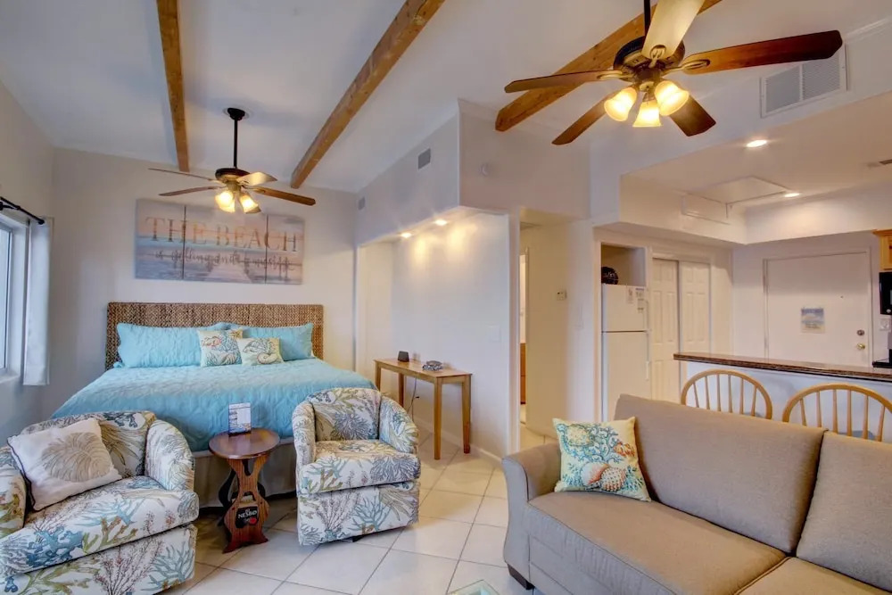 627 El Matador Condo by RedAwning