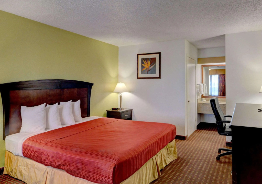 Quality Inn Plainview