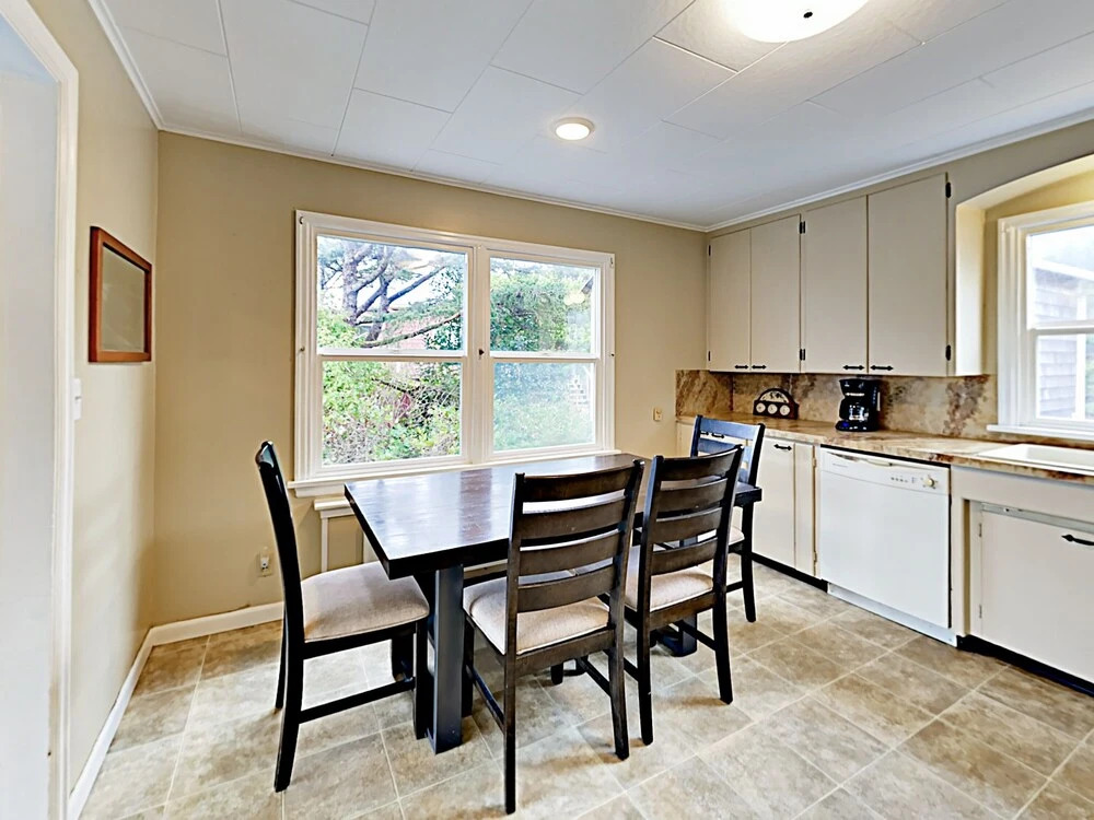 Ocean-View Beach - 6 Br Home