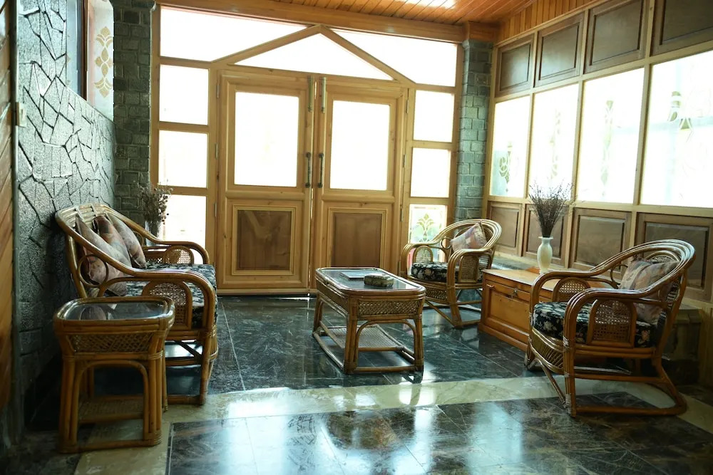 Tree of Life Lakeside Cottage, Srinagar
