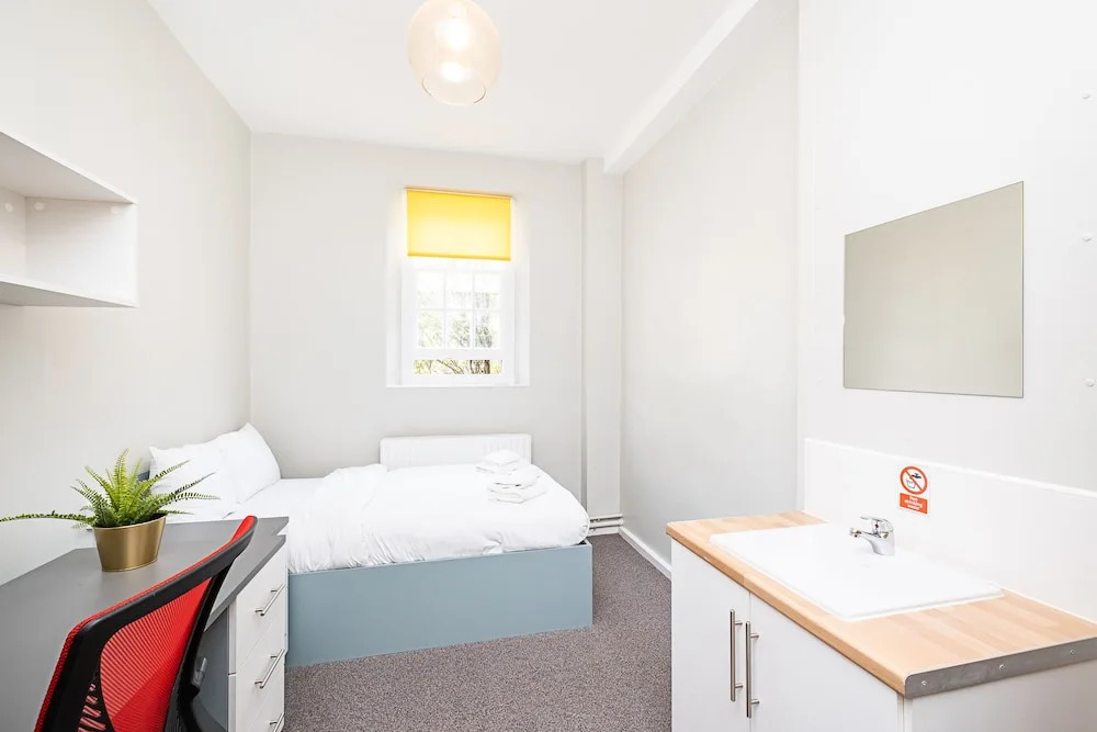 Modern Rooms And Studio In Westminster