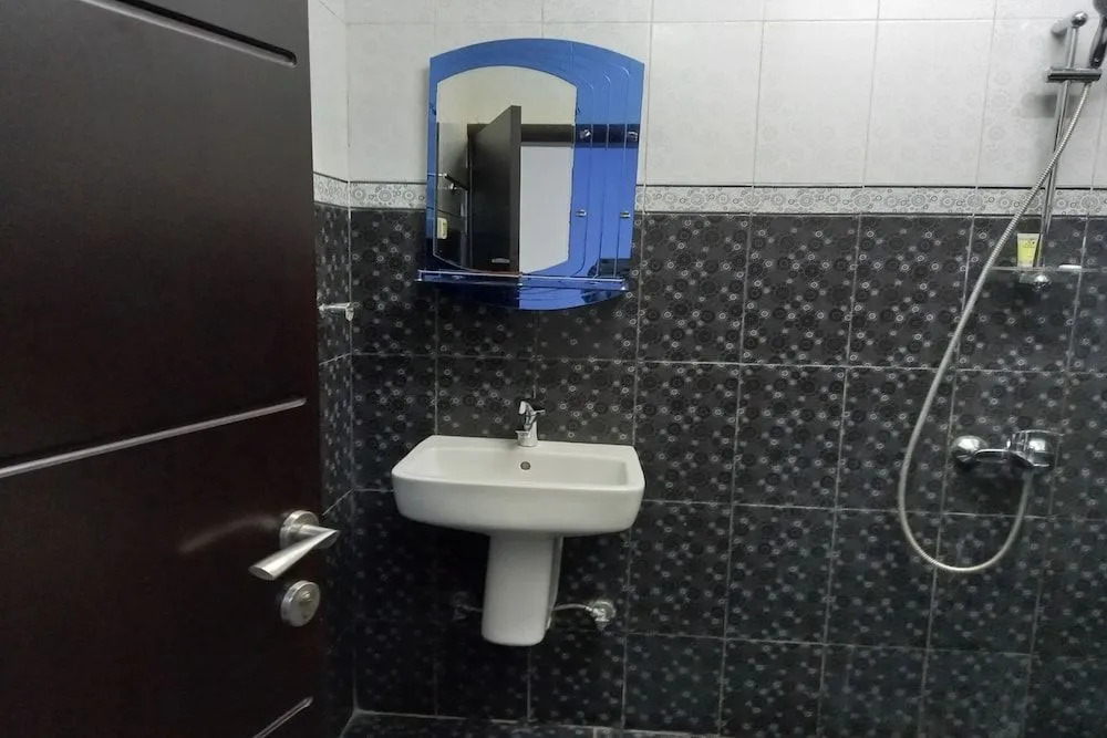 Super Oyo 147 Babylon Furnished Apartment