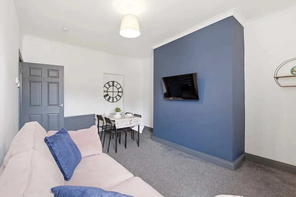 Stylish 3BR Gateshead Home Free Parking Sleeps 6