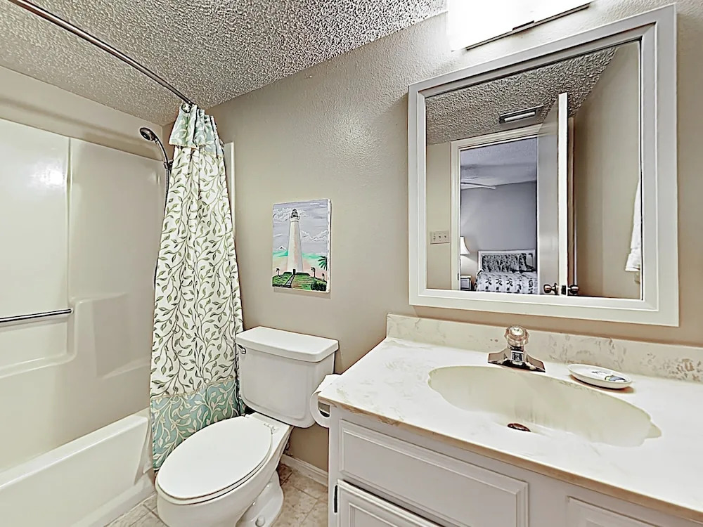New Listing! Tranquil Corner Unit W/ Gym & Pools 3 Bedroom Condo