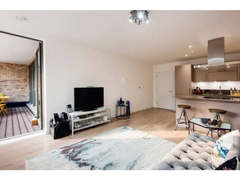 E1 Stunning Two Bathroom Modern Flat