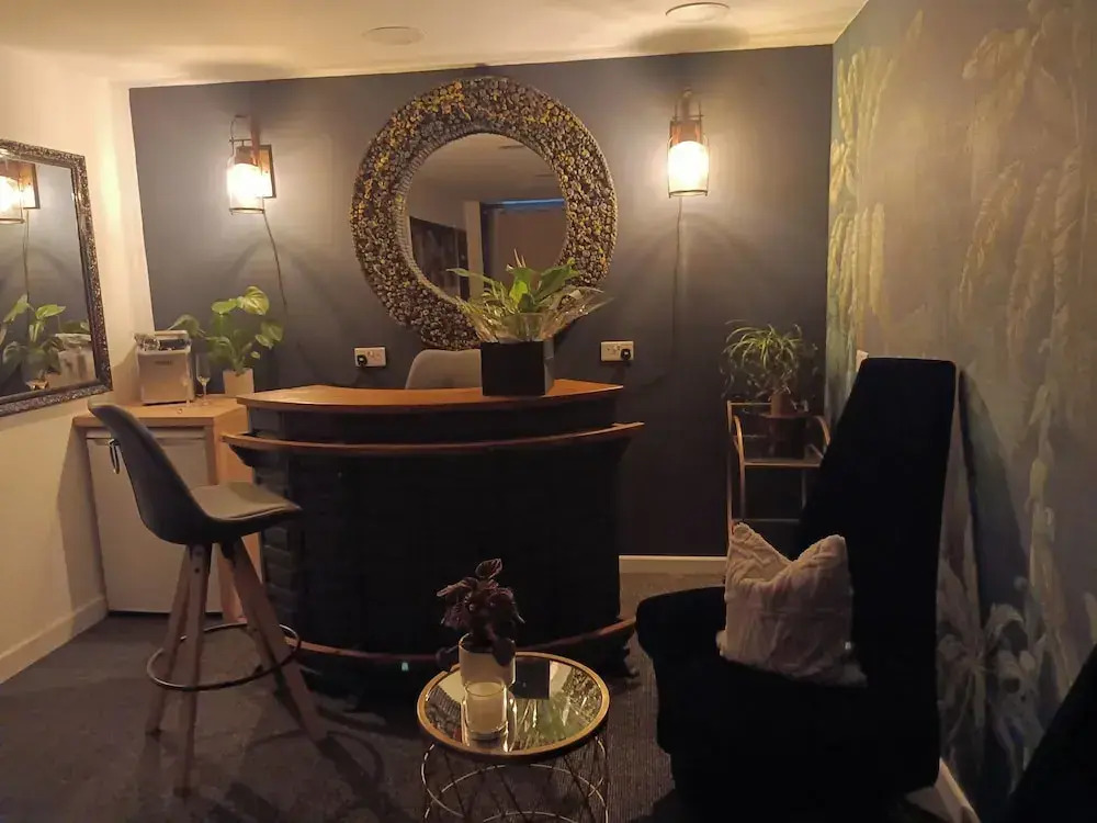 Romantic Chalet- Hot Tub- Games Room-stream-views