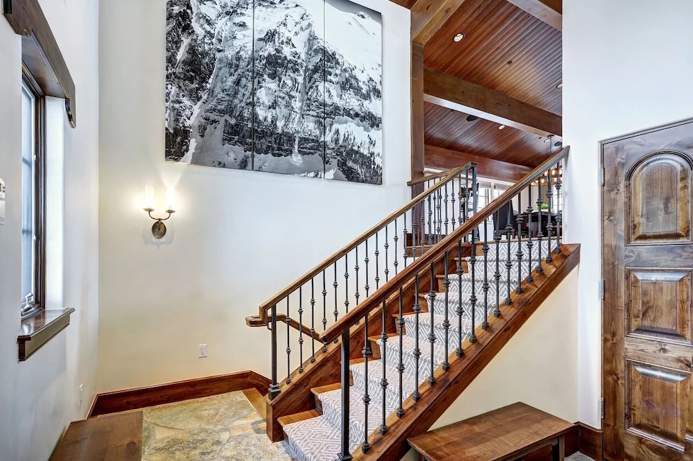 Luxury Mountainside 5BR halet in Vail Village