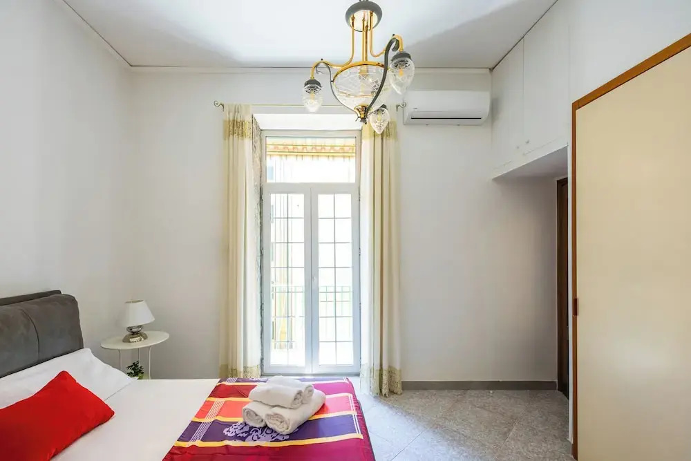 Red Comfort Flat Near Garibaldi Station