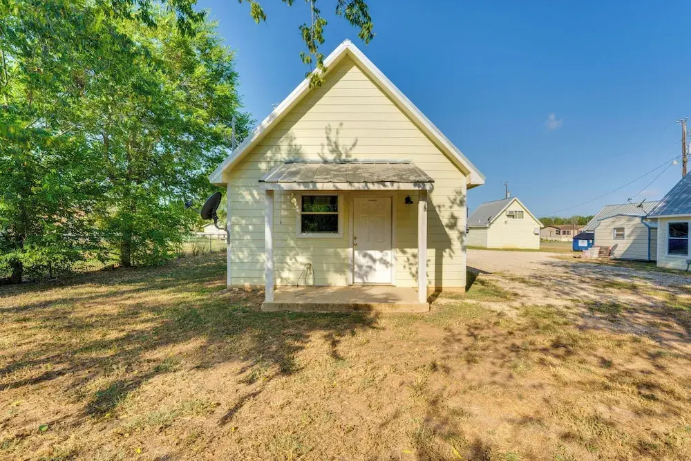 < 1 Mi to Main St: Quiet Home w/ Yard in Stockdale